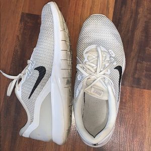 SIZE 8.5 WHITE NIKE TRAINING SHOES